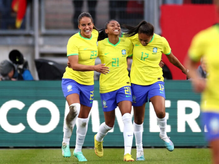 Seleção Brasileira de Futebol Feminino comemora gol.