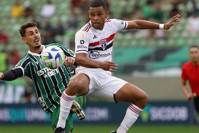 Dois jogadores de futebol estão lutando pela bola.