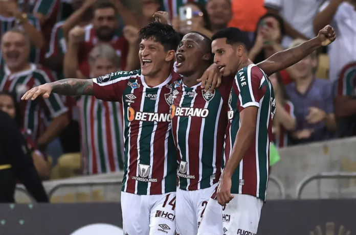 Um grupo de jogadores de futebol está comemorando um gol.