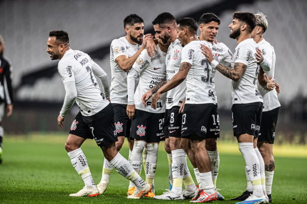 Um grupo de jogadores de futebol comemorando um gol.