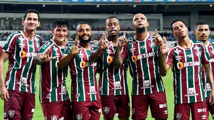 Um grupo de jogadores de futebol posando para uma foto.