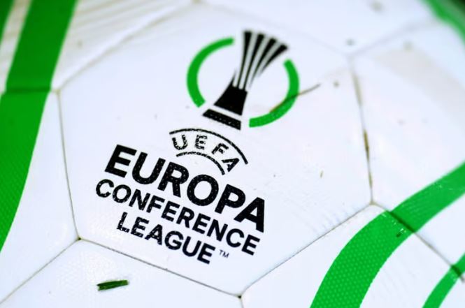 Close-up de uma bola de futebol com o logotipo da UEFA Europa Conference League.