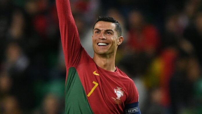 Cristiano Ronaldo, de Portugal, comemora após marcar gol contra a Eslováquia.