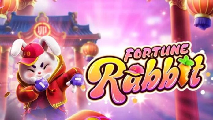 Imagem oficial do jogo Fortune Rabbit, com um coelho e um templo ao fundo.