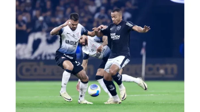 O Botafogo lidera com 50 pontos e está invicto há cinco jogos, enquanto o Corinthians, após duas vitórias seguidas, ocupa a 17ª posição com 25 pontos. Divulgação: Marcello Zambrana/AGIF