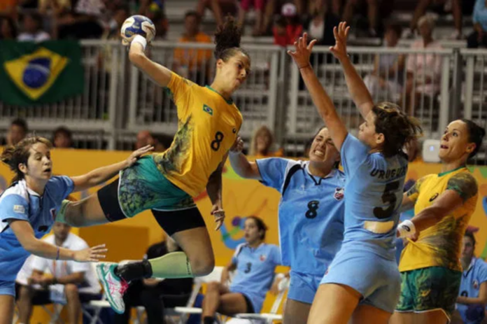 As principais regras de handebol incluem: dois times opostos compostos por sete jogadores, incluindo o goleiro, em uma dinâmica rápida e intensa. Imagem: Toda Matéria