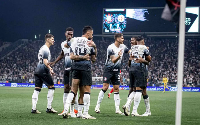 Com a Neo Química Arena pulsando, o Corinthians vai em busca da vaga na final da Sul-Americana! Já tem seu palpite para esse jogão contra o Racing? Imagem: Leonardo Lima/AGIF